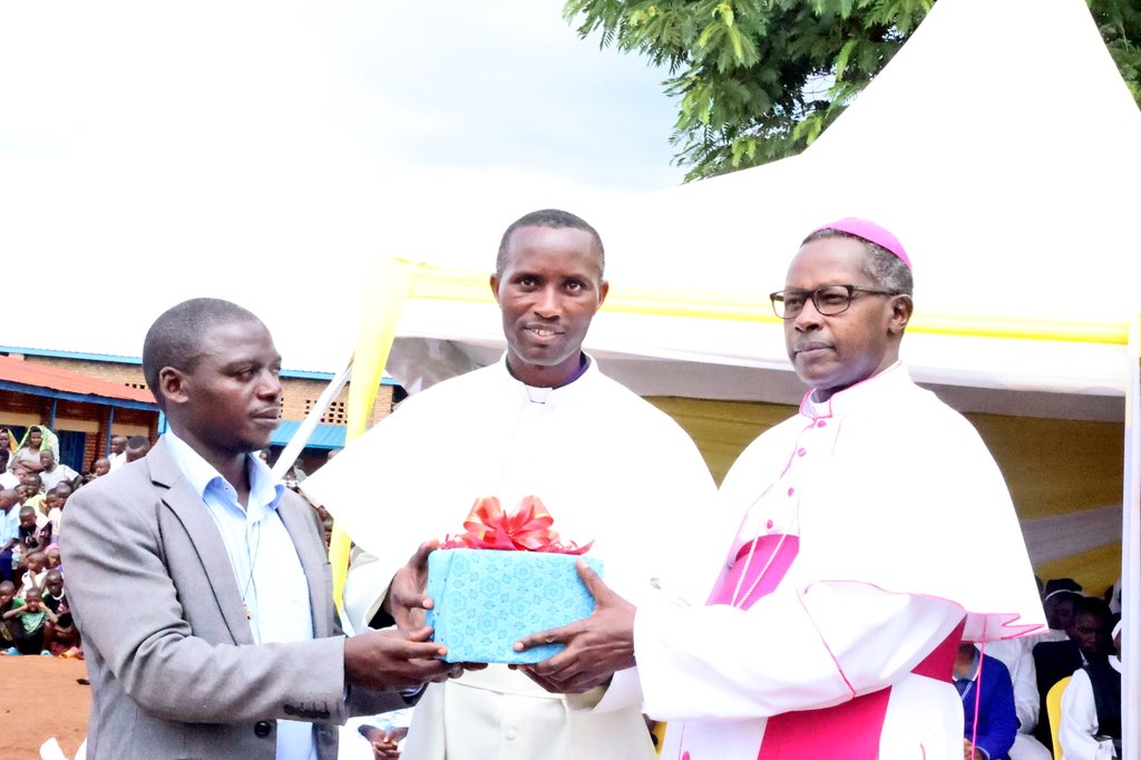 Myr Jean Marie Vianney yashimiwe n'abakristu ba Paruwasi Remera