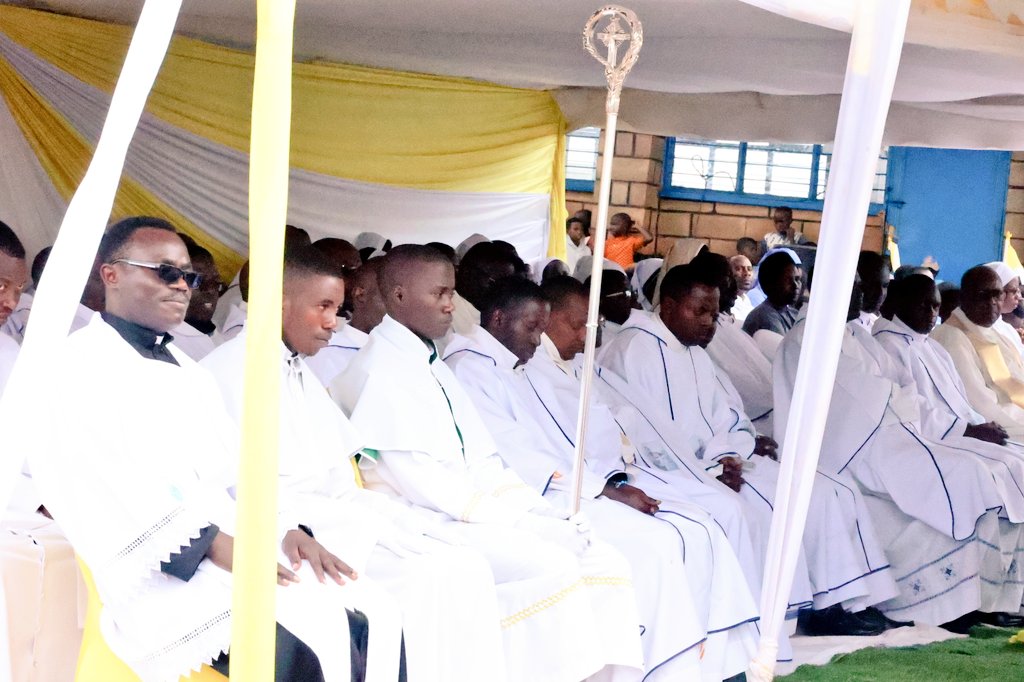 Abasaseridoti bitabiriye ari benshi ibirori byo gushinga paruwasi ya Remera
