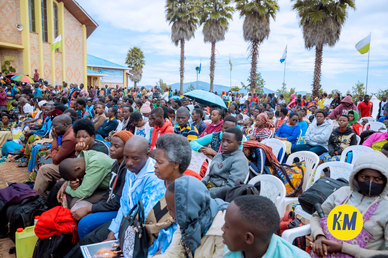 Imbaga y'Abakristu baturutse hirya no hino mu madiyosezi yo mu Rwanda bitabiriye ibirori by'Isabukuru y'imyaka 42