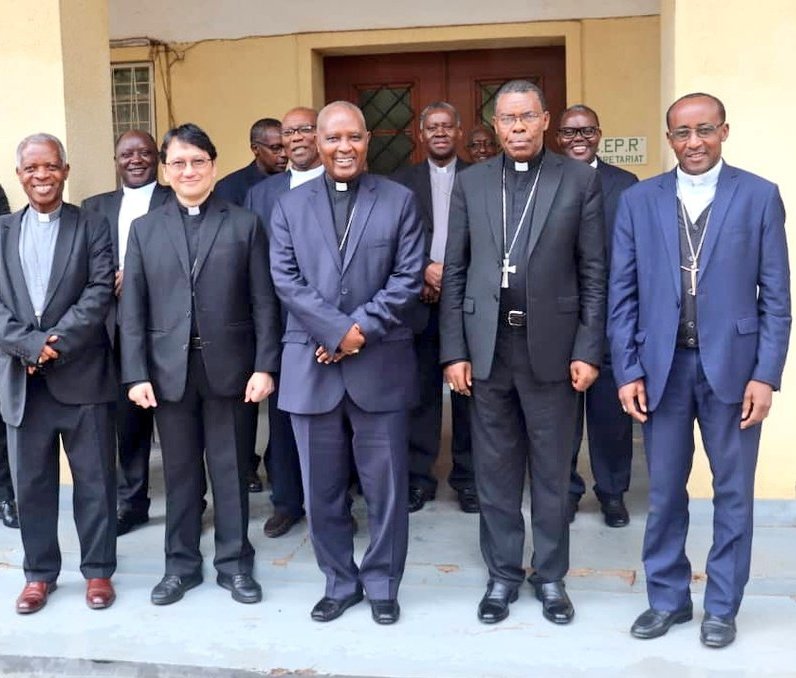 Abepiskopi Gatolika mu Rwanda bashyize umucyo ku cyo guha umugisha ababana bahuje ibitsina