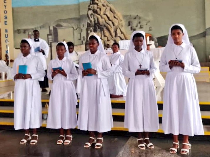 Myr Jean Marie Vianney Twagirayezu yakiriye amaserano y'Ababikira barindwi bo mu muryango w'Abavizitasiyo