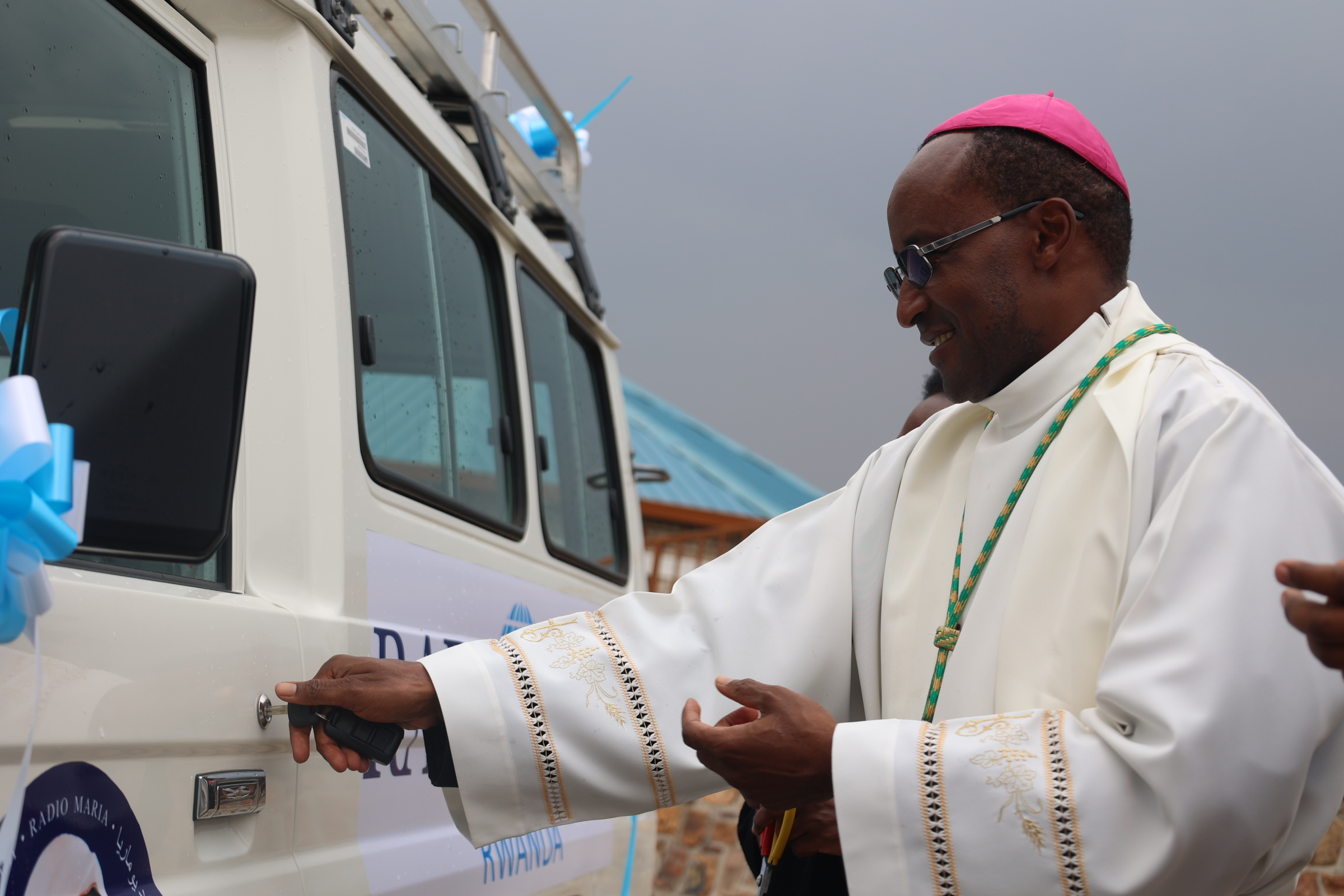 Radio Maria Rwanda yamurikiye abakristu imodoka yavuye muri Mariyatoni ya 13