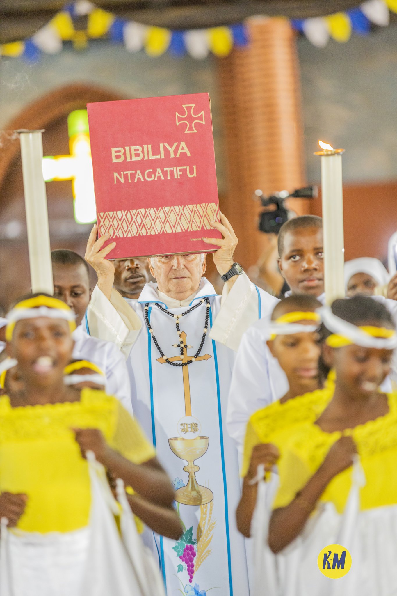 Mbere yo gusoma Ijambo ry'Imana habaye umutambagiro w'Ijambo ry'Imana. Bibiliya yari itwawe n'Umupadiri wo mu muryango w'Abamisiyoneri b'Afurika yashyikirijwe Karidinali Kambanda nk'ikimenyetso cy'uko Ivanjili yazanywe n'Abapadiri Bera igashyikirizwa abanyarwa.