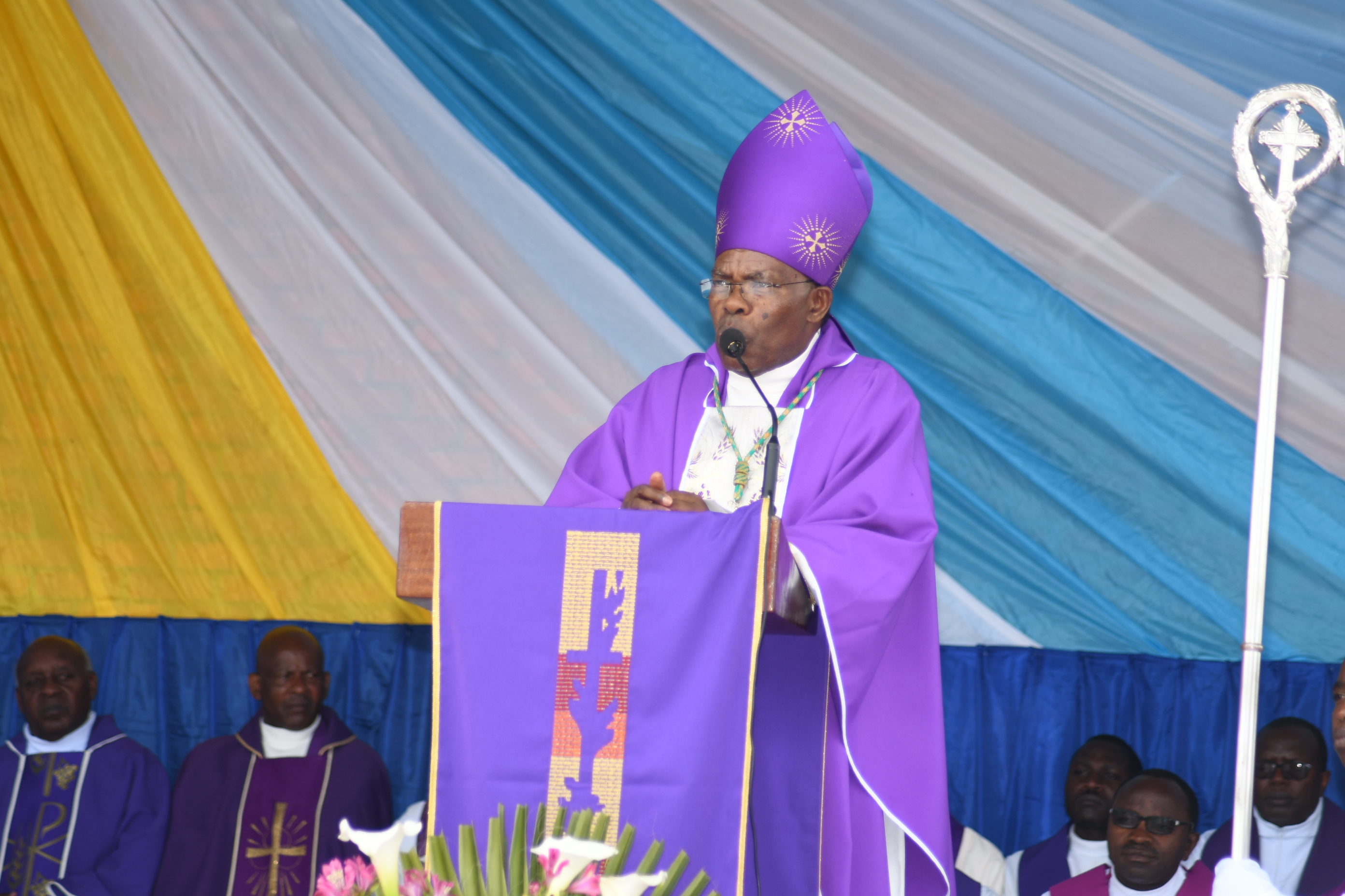 Myr Anaclet arasaba abakristu kudatwarwa n'imirimo ngo bibagirwe gusenga