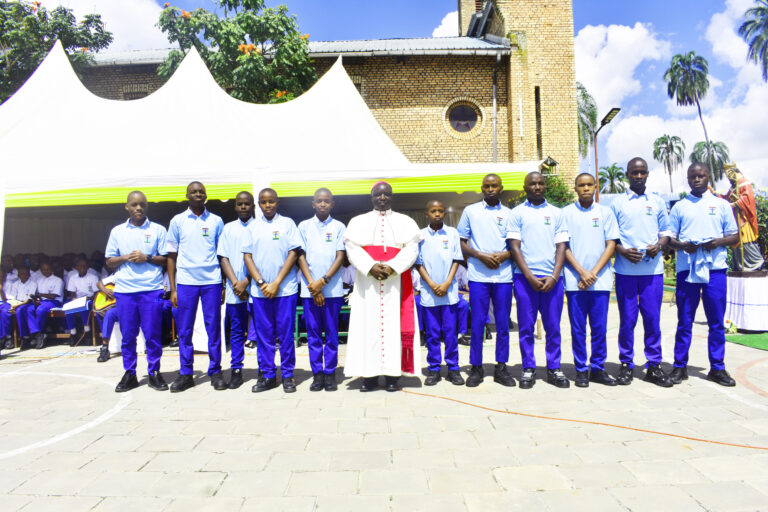 Abaseminari bitwaye neza bahawe ishimwe n'umwepiskopi