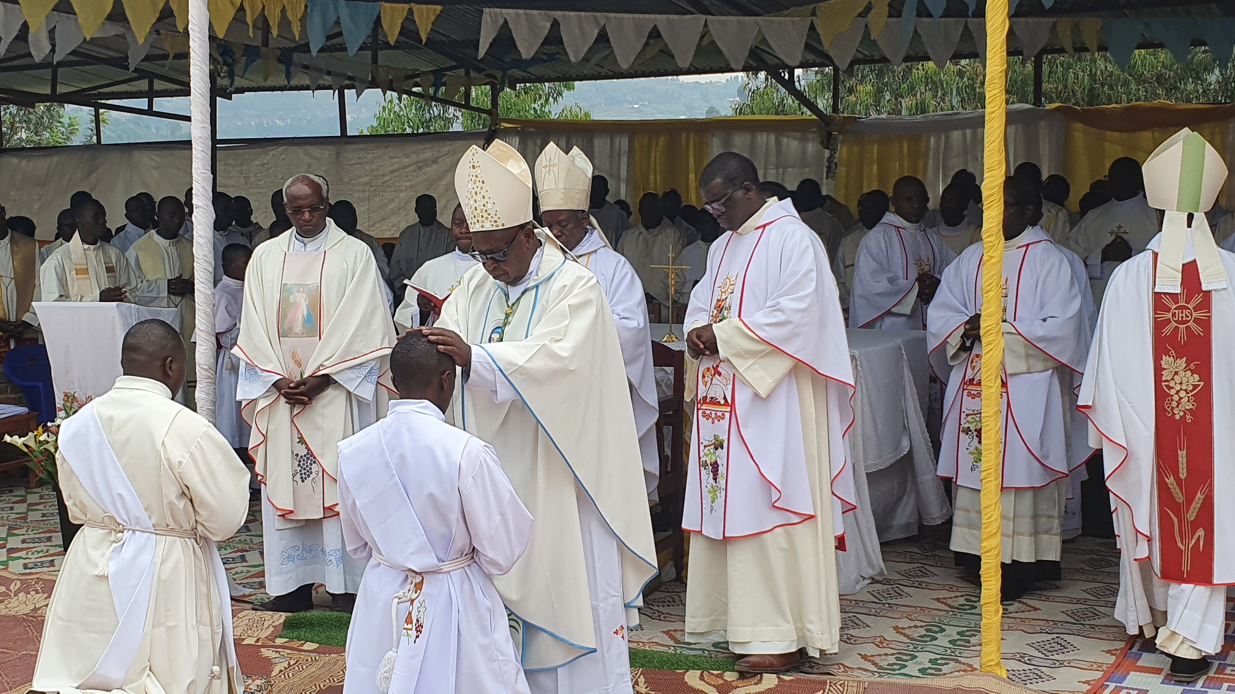 Myr Papias Musengamana wa Byumba yashimye ababyeyi b'abahawe ubupadiri ko babyariye Kiliziya