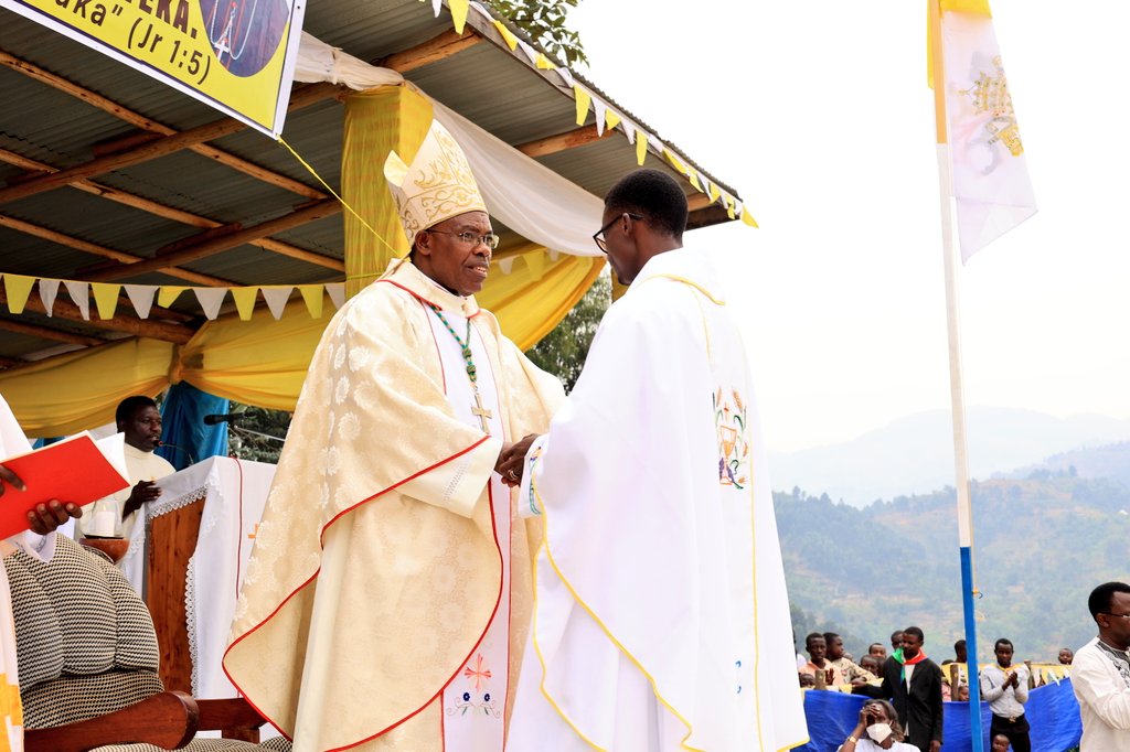 Myr Anaclet Mwumvaneza ni we wahaye ubupadiri Gato Joseph