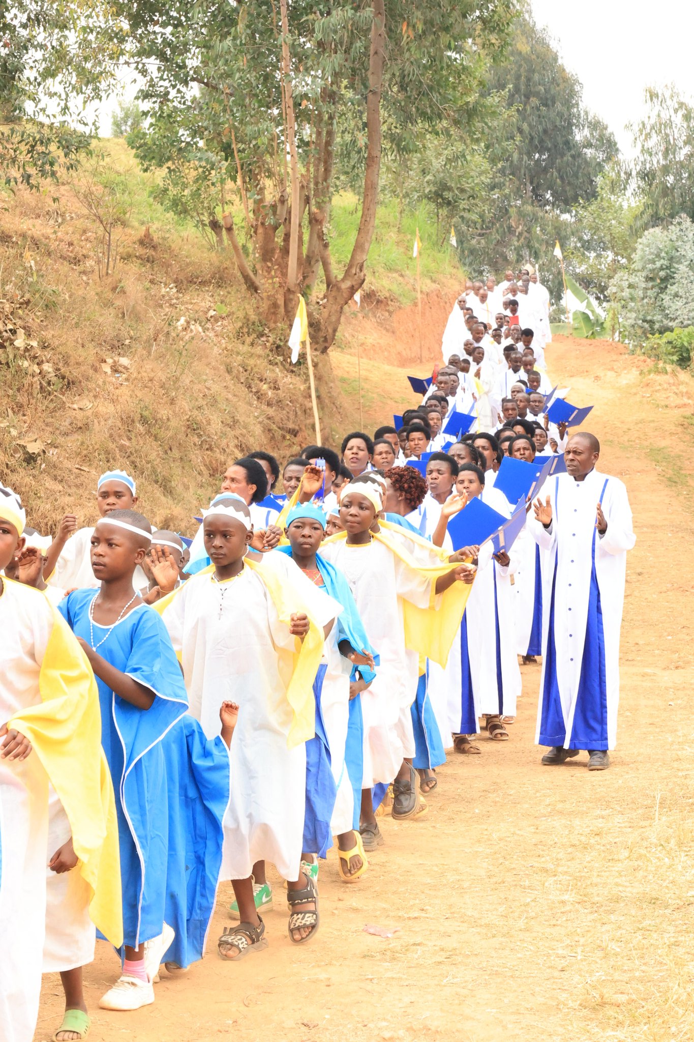 Abana babyina barangaje imbere umutambagiro