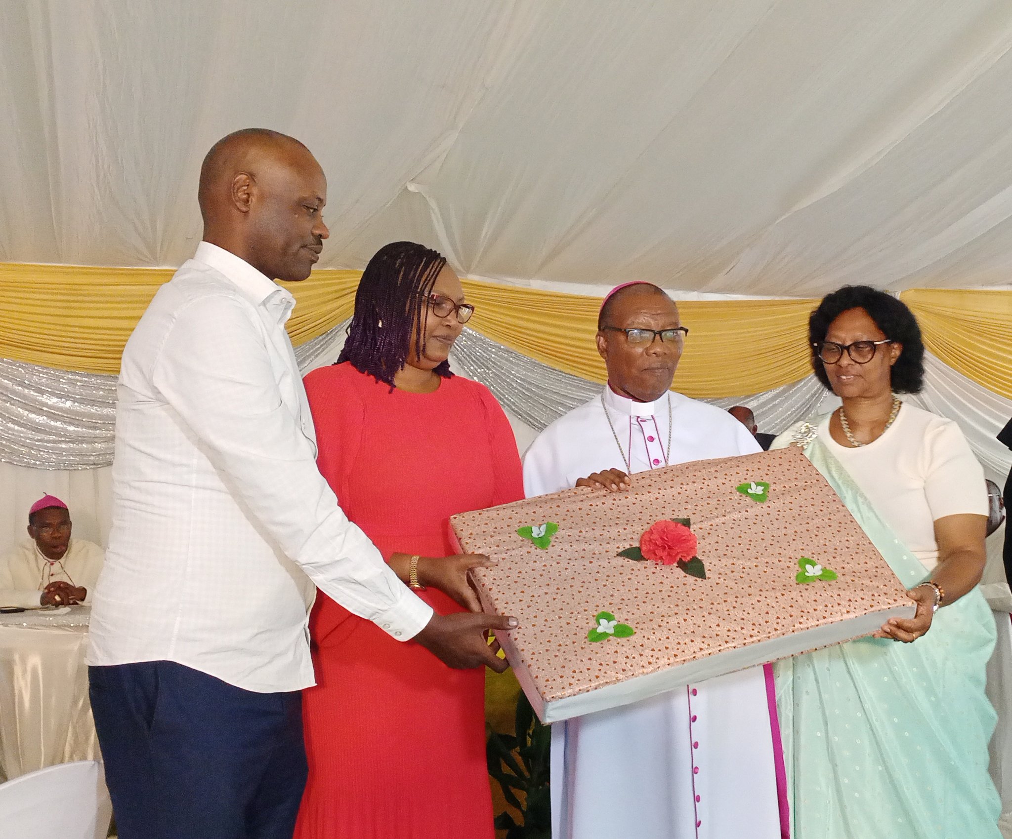 Myr Filipo Rukamba yashimiwe uko yabaniye abakirisitu mu myaka 50 amaze ahawe ubupadiri.