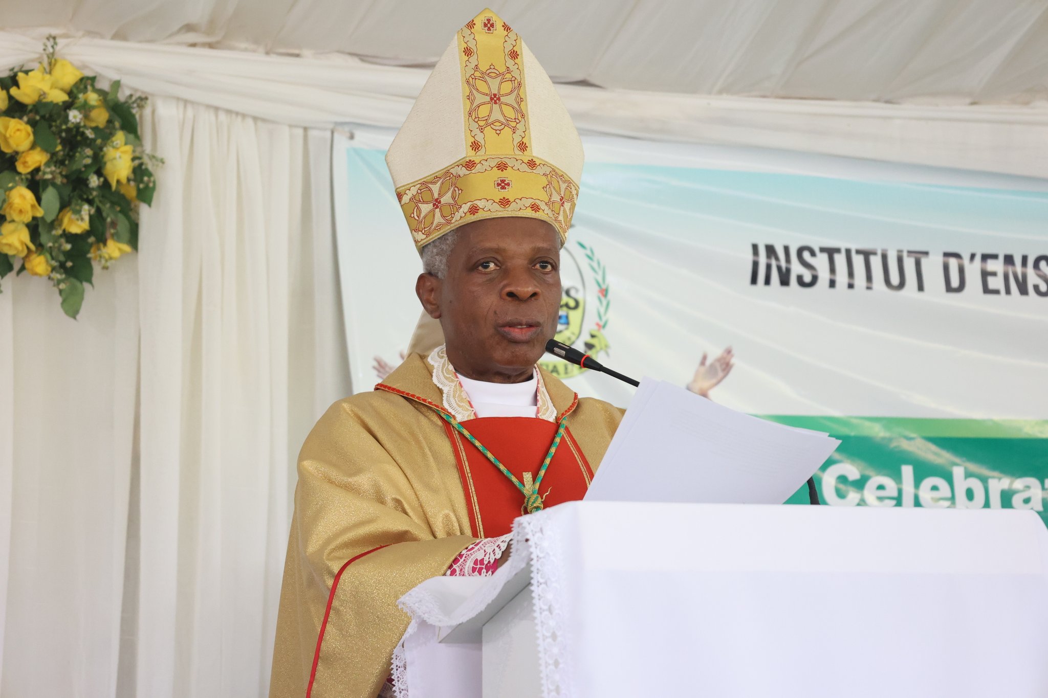 Myr Visenti Harolimana, Umwepiskopi wa Ruhengeri n'Umuyobozi w'Ikirenga wa INES akaba yaranahawe ubupadiri na Papa Yohani Pawulo wa II