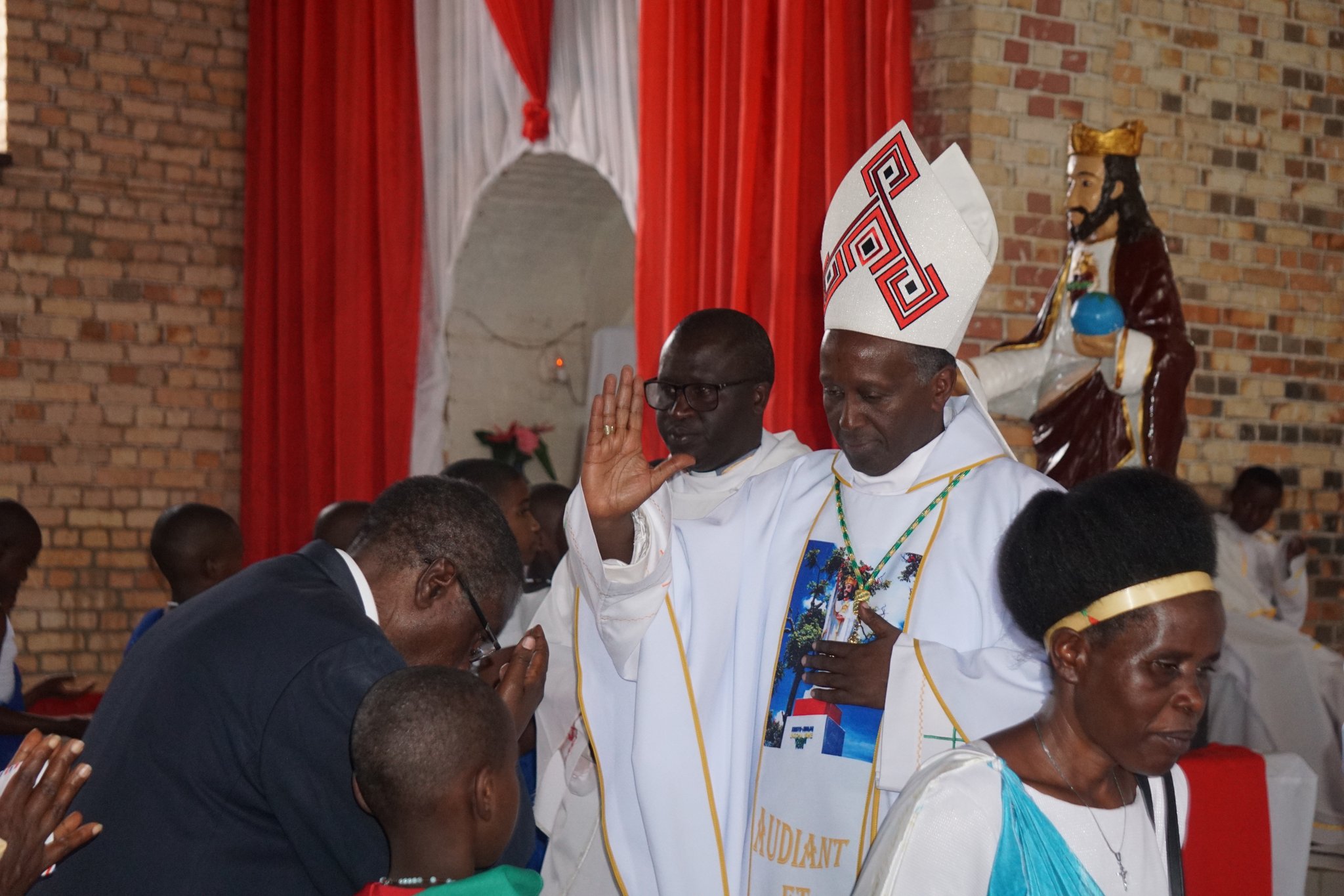 Myr Ntagungira arasaba abategetsi kudaterwa ipfunwe no gusenga