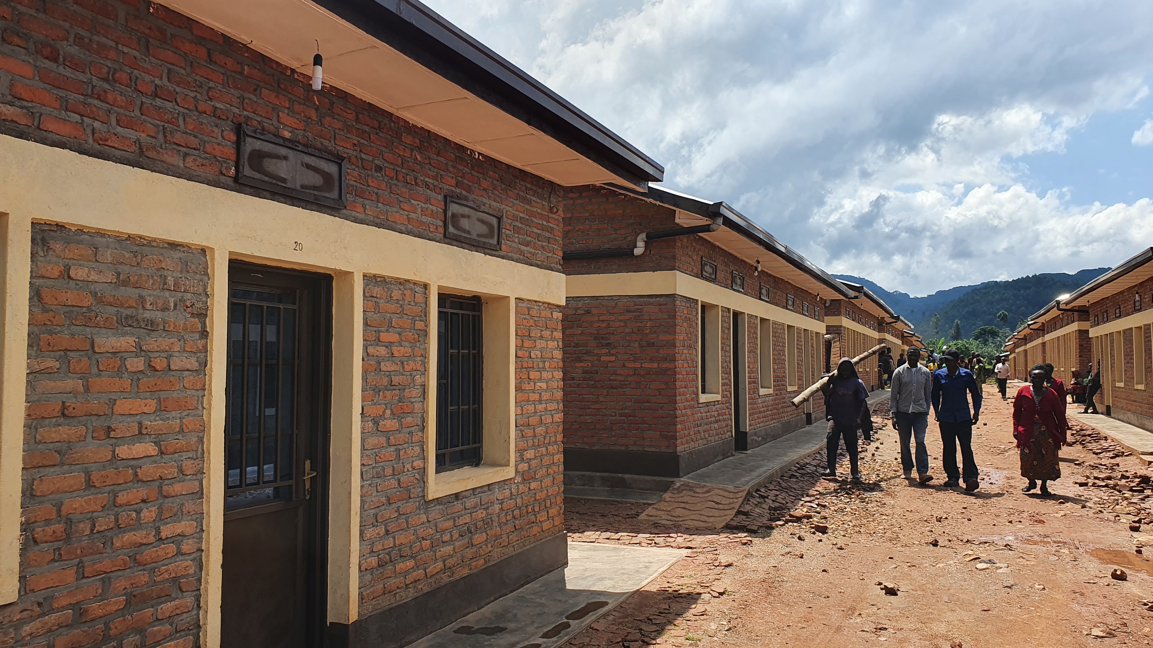 Imiryango 26 ituriye pariki ya Nyungwe yatujwe mu nzu 13 zubatswe ku bufatanye bwa RDB na Caritas Cyangugu