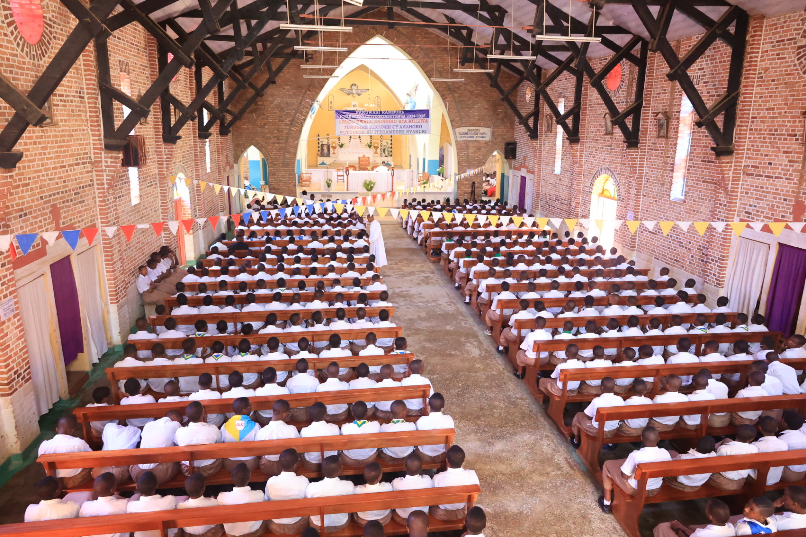 G.S Rambura Filles yahimbaje Bikira Mariya Umwamikazi wa Rozari