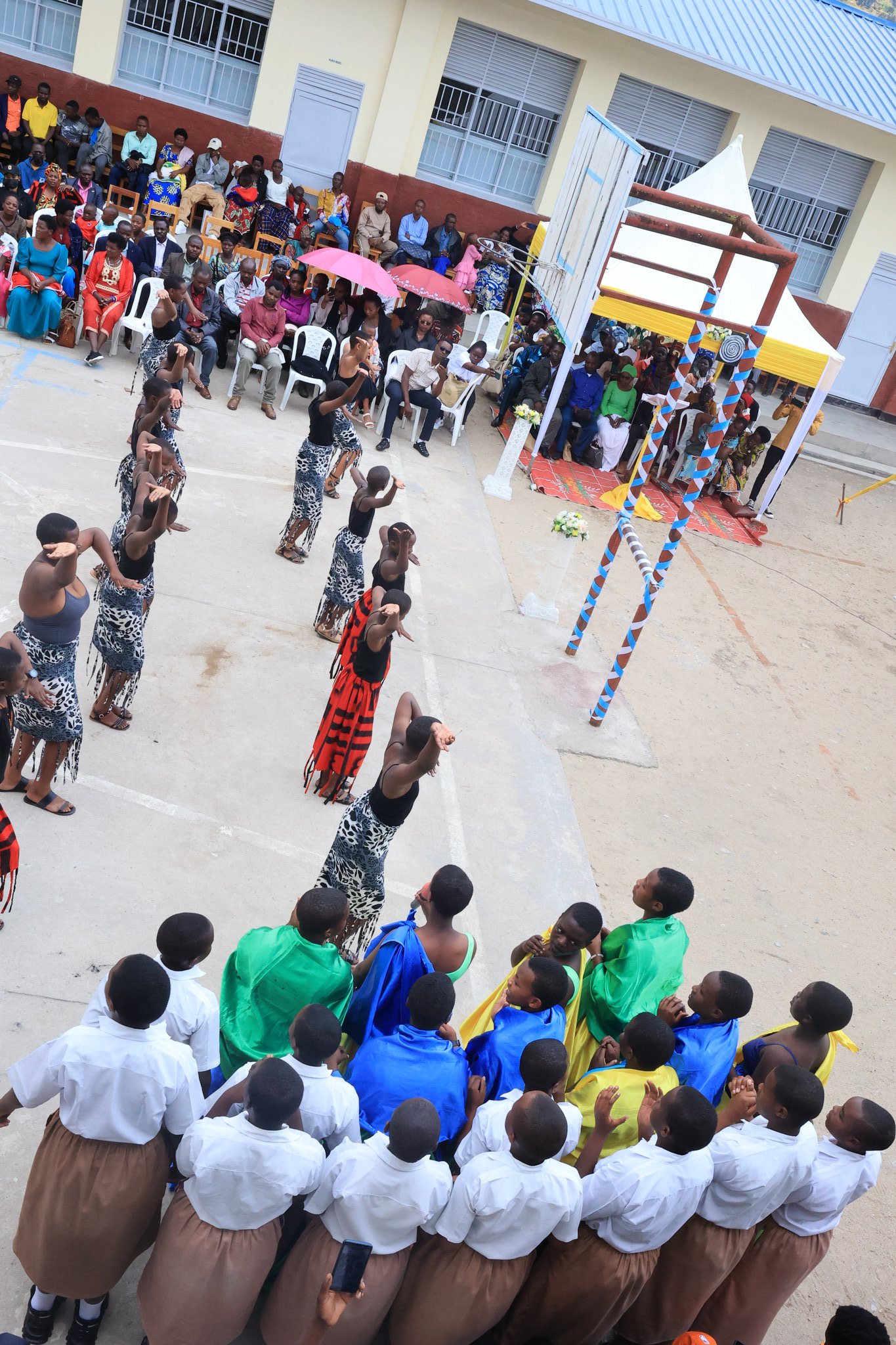 Abanyeshuri ba GS Rambura Filles bataramiye abashyitsi
