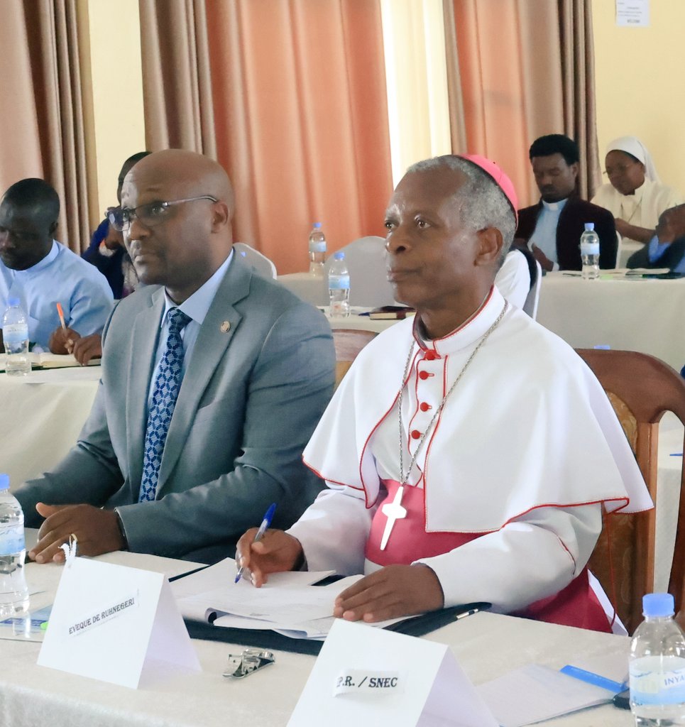 Myr Visenti Harolimana, Umwepiskopi wa Ruhengeri ari kumwe na Dr Mbarushimana Nelson, Umuyobozi Mukuru wa REB