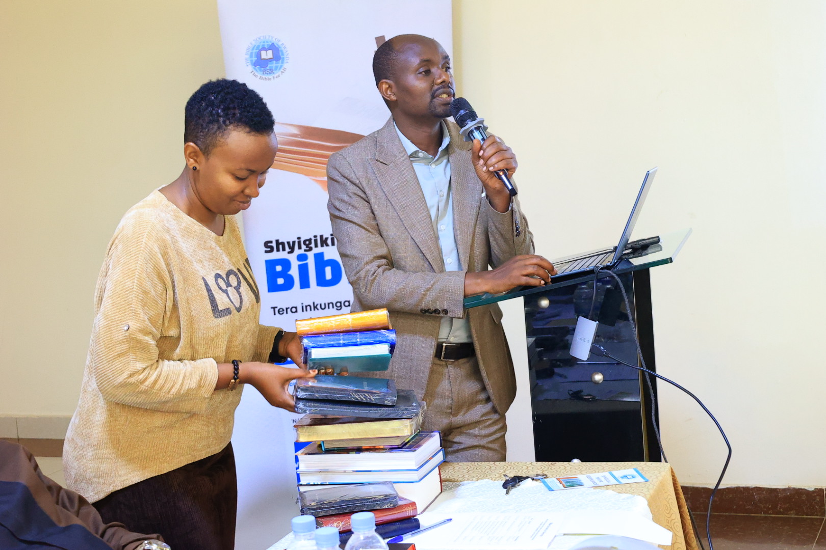 Umuryango wa Bibiliya mu Rwanda urasaba abakristu kwirinda ababagurisha Bibiliya zihenze