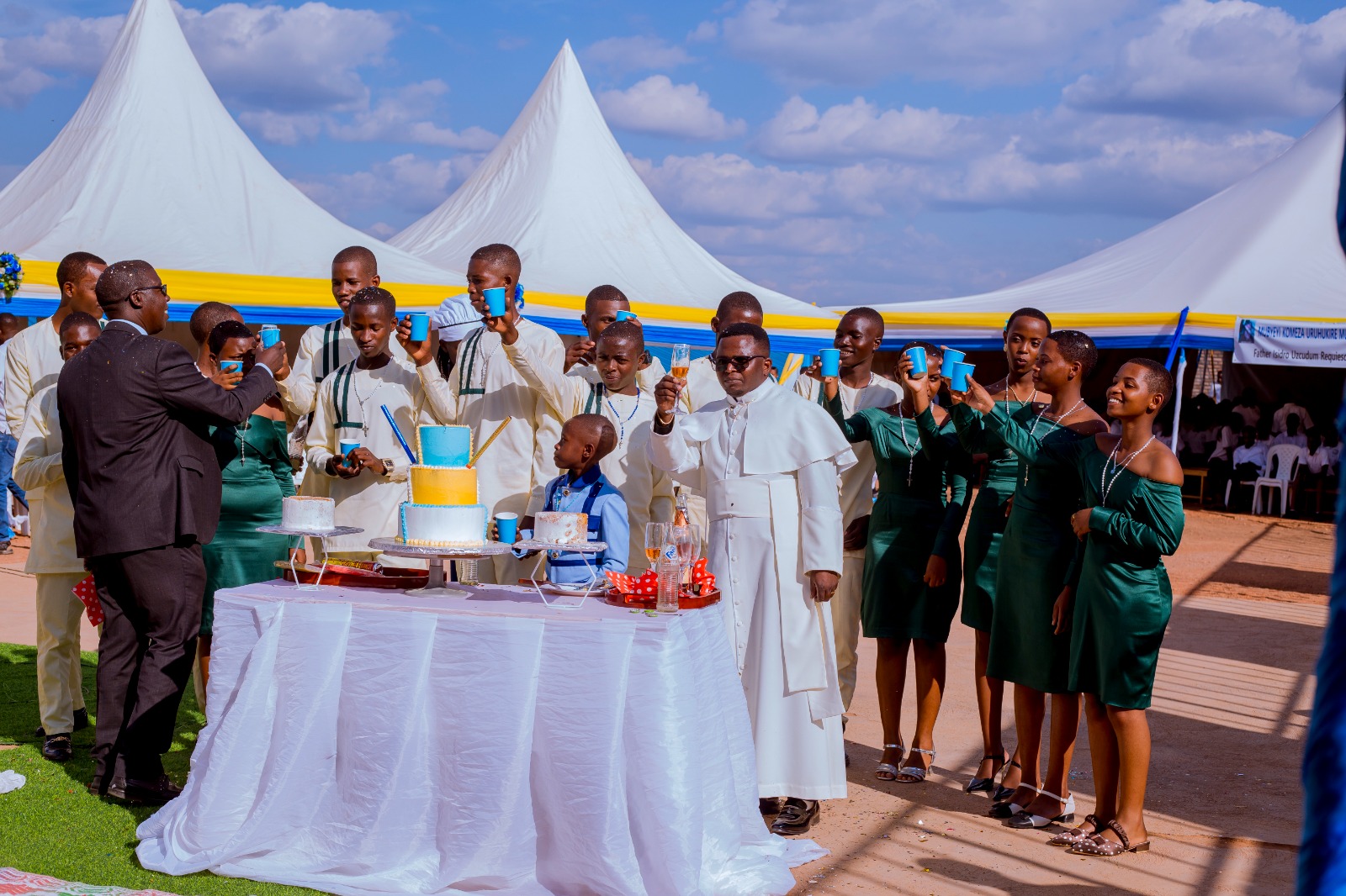 Abanyeshuri basangiye ibyishimo n'abarezi n'umushuitsi mukuru