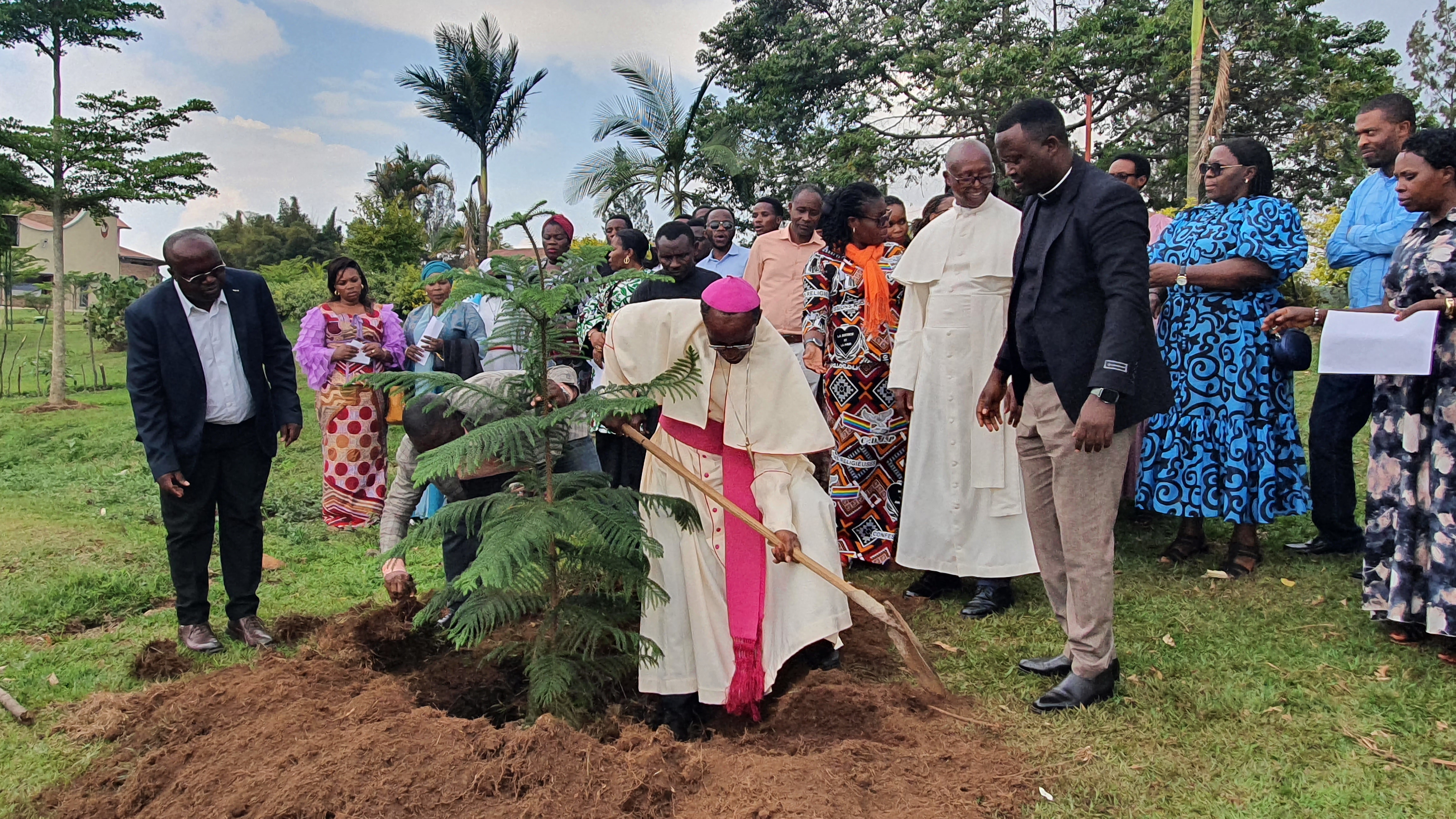 Abakristu ba Arkidiyosezi ya Bukavu muri DRC bifatanyije n’aba Diyosezi Gatolika ya Cyangugu mu Rwanda gutera  ikiti cy’amahoro kuri Centre Ibanga ry’Amahoro