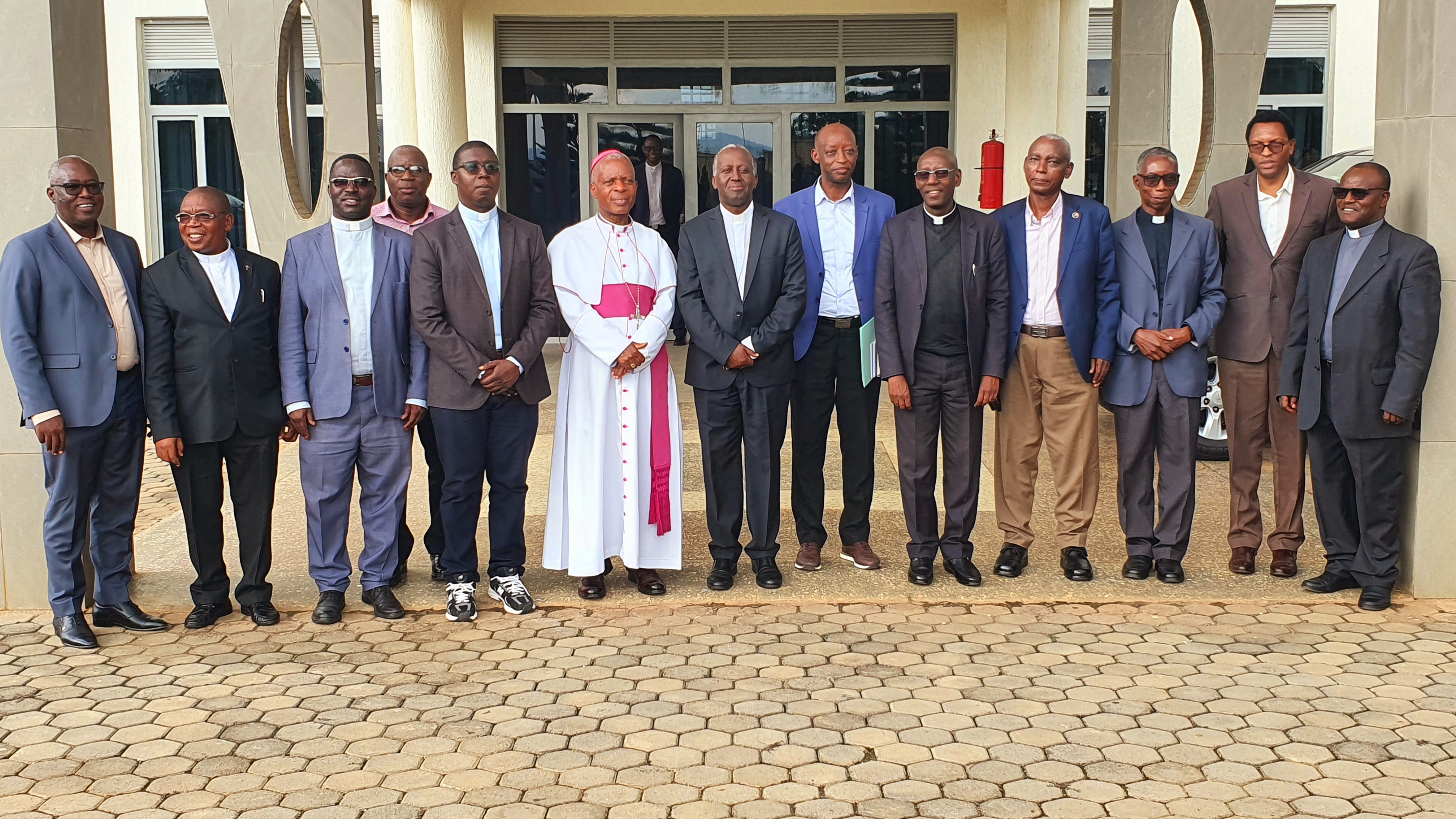 Nyuma y’imyaka 13 ku buyobozi, Mgr Harolimana yahaye Mgr Ntagungira urufunguzo rw’urukiko rwa Kiliziya