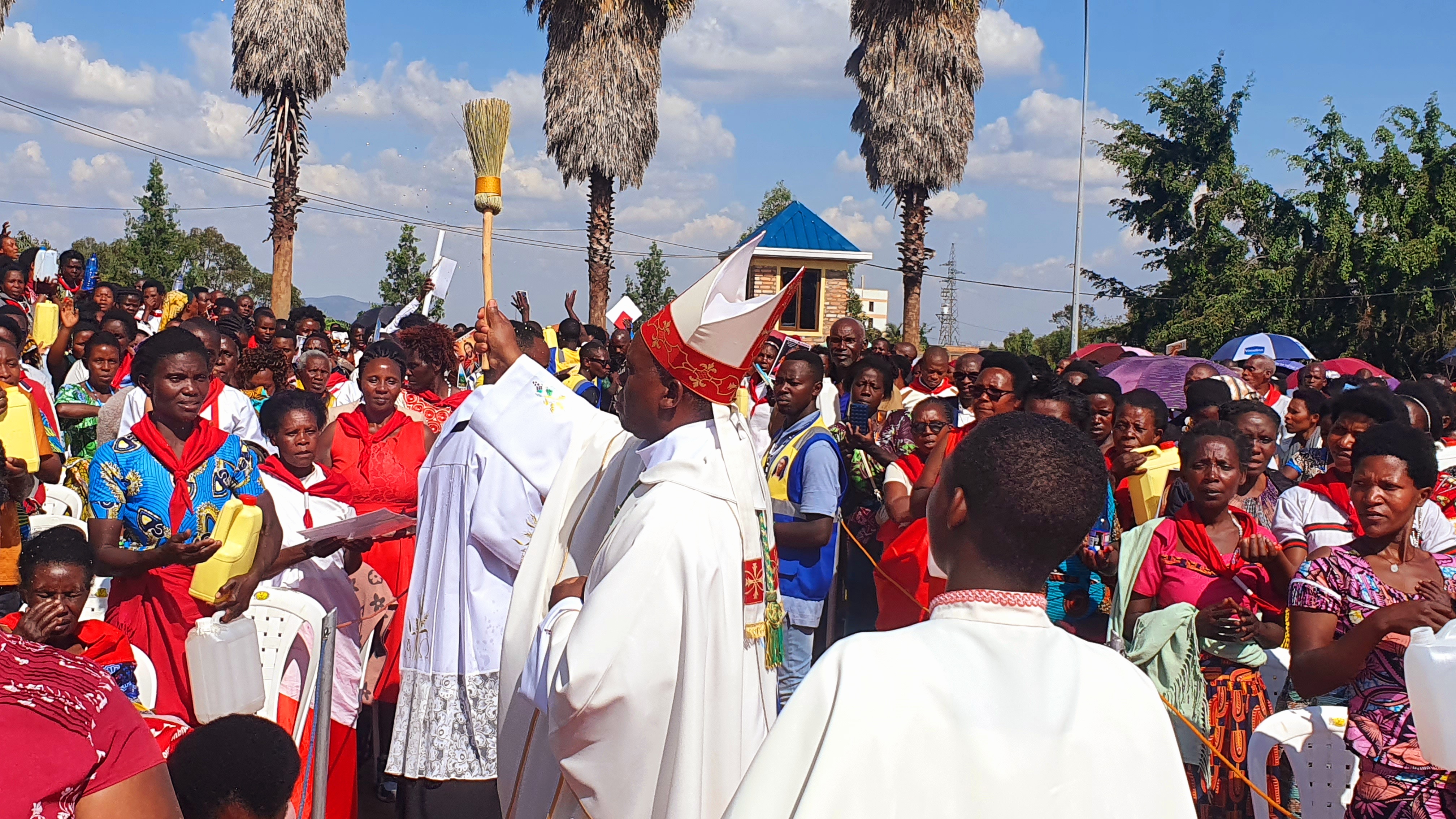 Abakarisimatike barenga 9,000 bakoze urugendo nyobokamana i Kibeho, bamurikira Bikira Mariya igishushanyo mbonera cy’Ikigo Nsabaniramana kigiye kubakwa i Gahanga, kizatwara miliyari 3.5 rwf