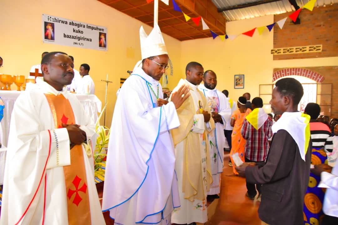 Myr Edouard Sinayobye ni we watangaje iteka ryo gushinga Paruwasi ya Bukunzi