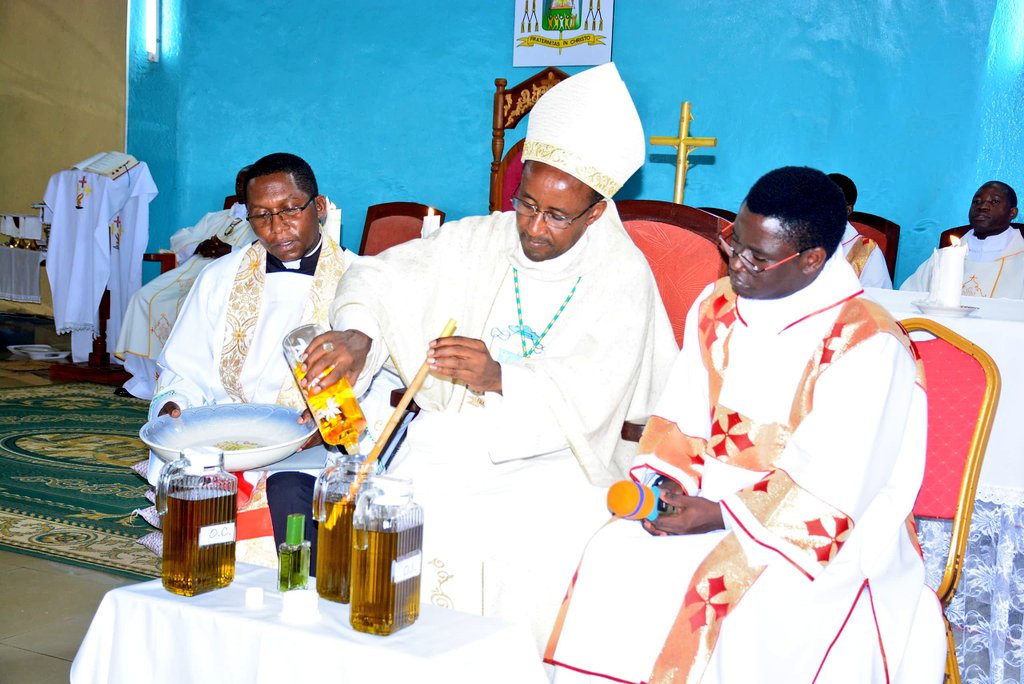 Myr Edouard yahaye umugisha amavuta akoreshwa mu mihango Mitagatifu