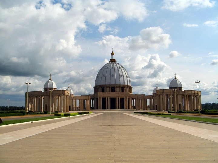 Bazilika yitiriwe Bikira Mariya Umwamikazi w'Amahoro iri i Yamoussoukro muri Cote d'Ivoire