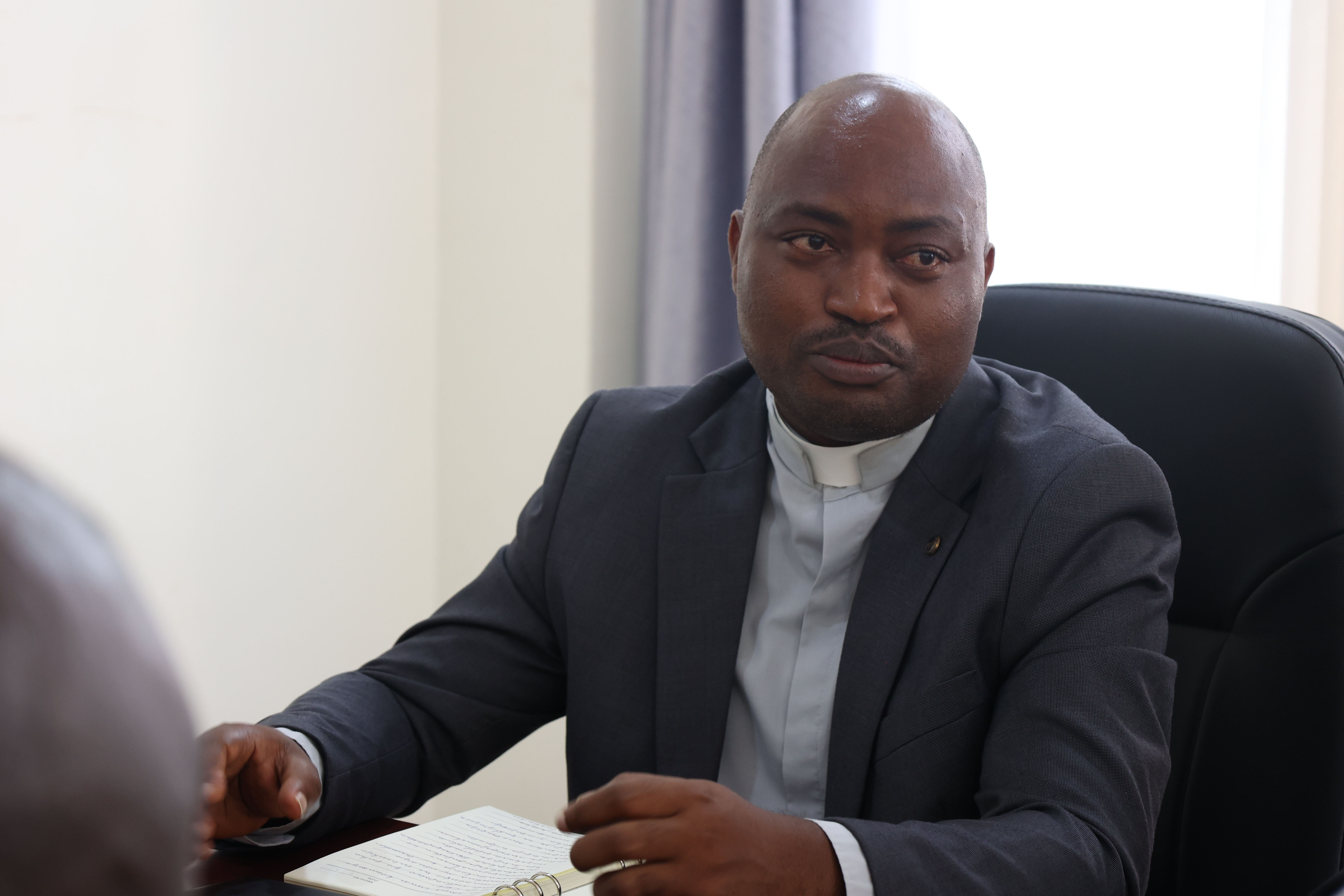 Padiri Fidele Mutabazi agaragaza ko mu gihe isi iri  ku muvuduko wa interineti, Kinyamateka izakomeza n’ikinyamakuru gicapye nk’umurage wa Kiliziya mu Rwanda