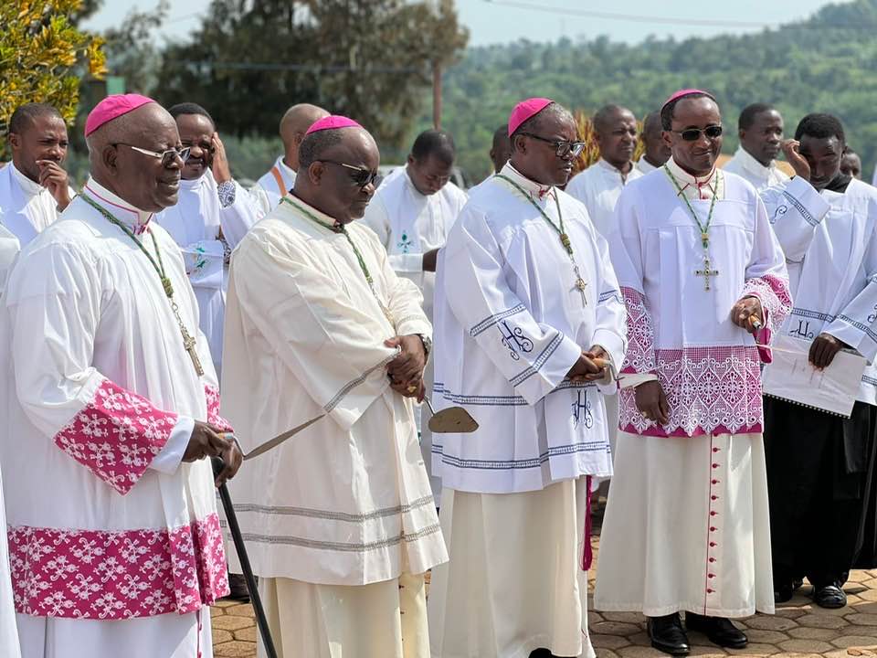 Mgr Willy Ngumbi wa Diyosezi ya Goma muri DRC yifatanyije na Diyosezi ya Cyangugu mu kwibuka Padiri Ubald Rugirangoga