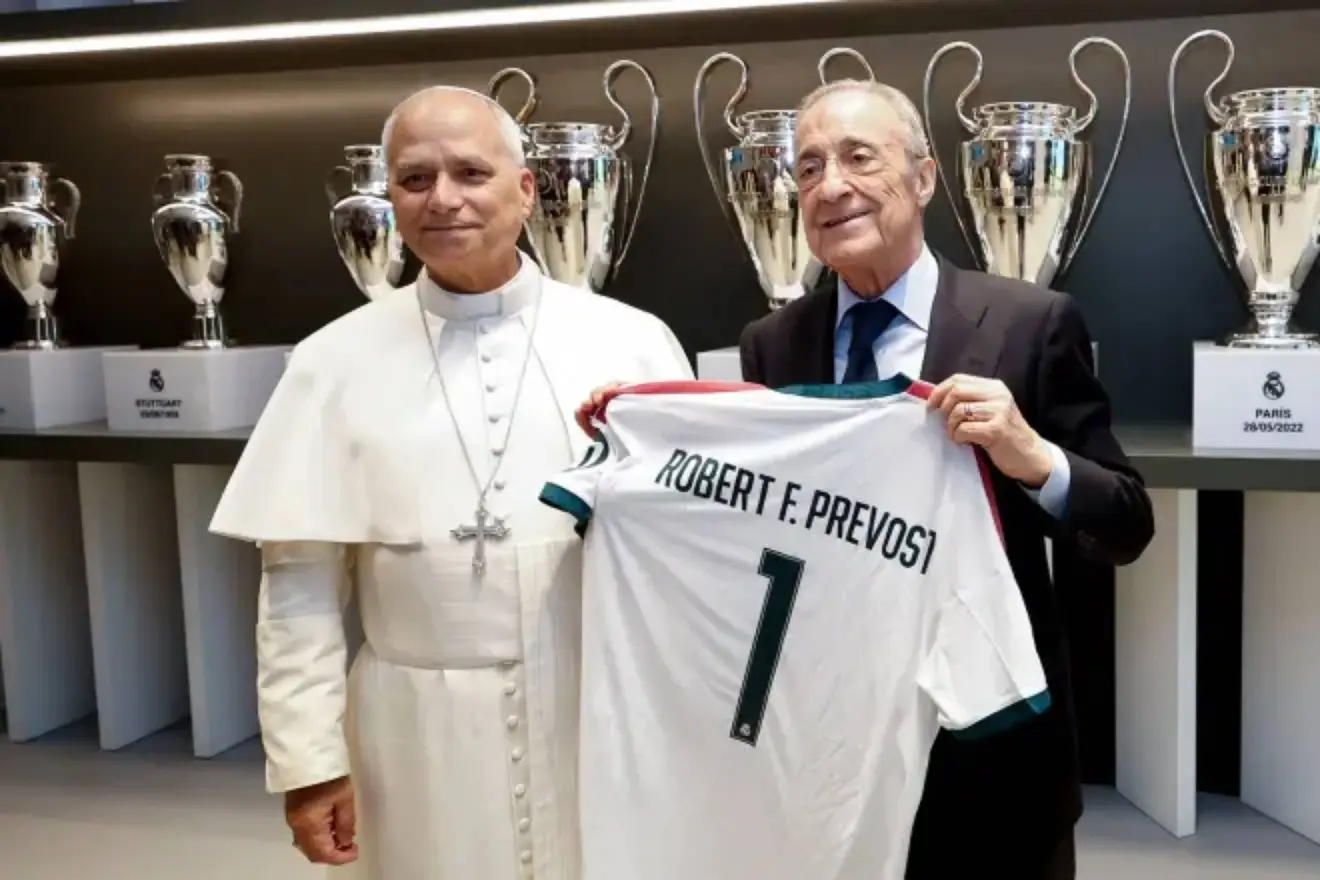 Florentino Pérez yahaye Papa Leo wa XIV impano y’umwambaro wa Real Madrid