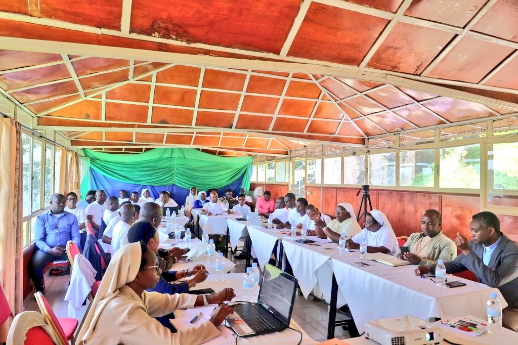 Abapadiri barasabwa gushishikariza abakristu kwitabira imiryango remezo