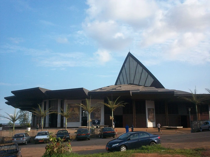 Bazilika yitiriwe Bikira Mariya Umwamikazi w'intumwa iri i Yaounde muri Kameroni