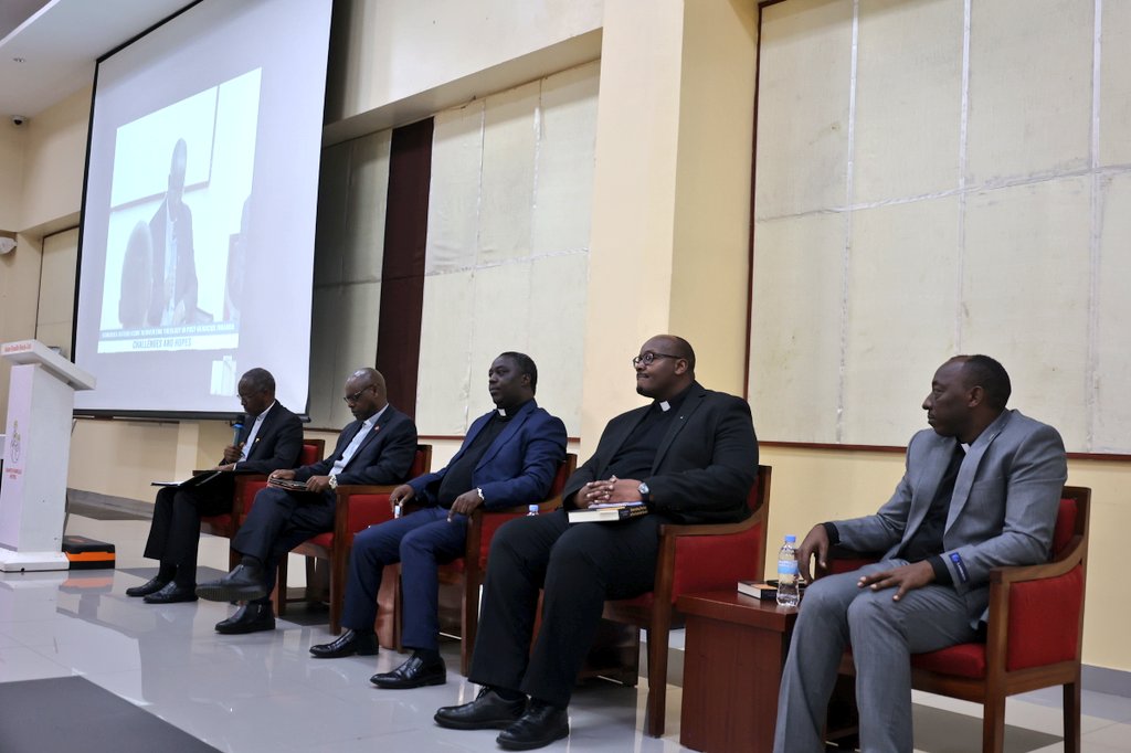 Abapadiri batandukanye bagize uruhare muri iki gitabo
