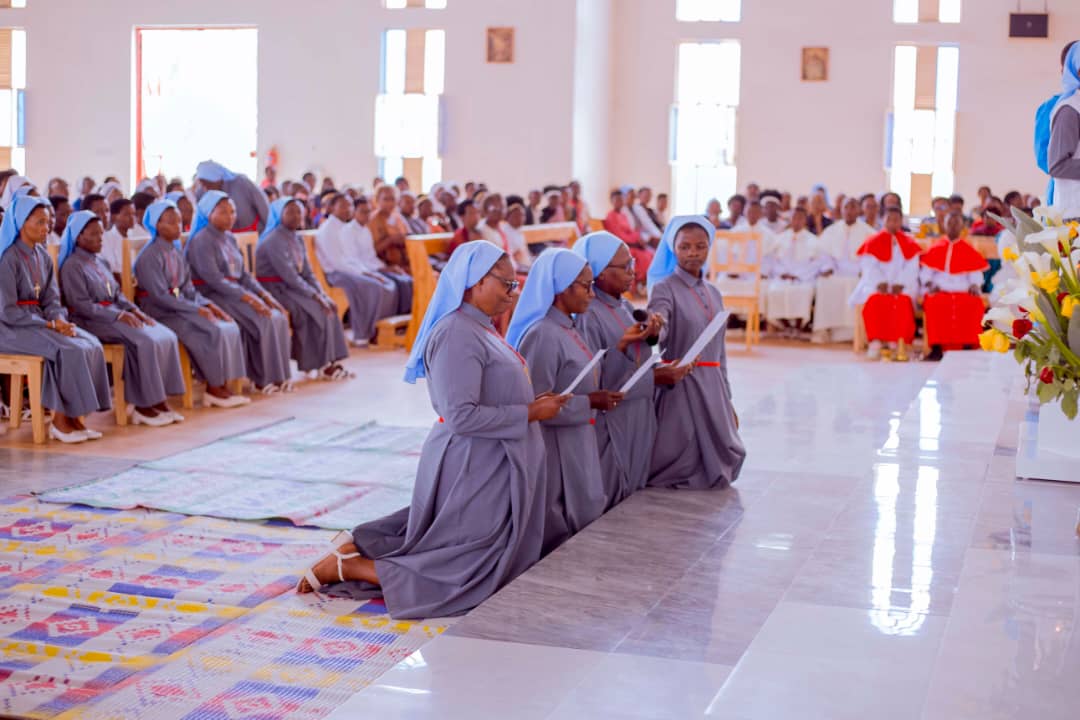 Abababikira 3 bahimbaza Yubile y'imyaka 25 biyeguriye Imana mu muryango w'abarangarukundo basubiye mu masezerano.