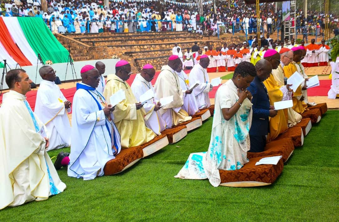 Imbaga y'abakristu n'abihayimana bitabiriye umuhango wo gushyiraho Basilika nshya ya Mugera mu Burundi
