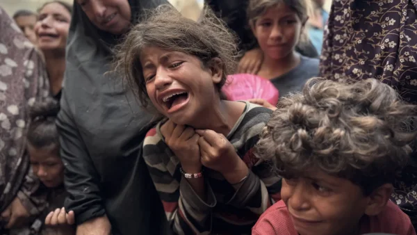 Abana bagera ku bihumbi 19 bo muri Gaza bamaze gupfira mu bitero bya Israel na Hamas.