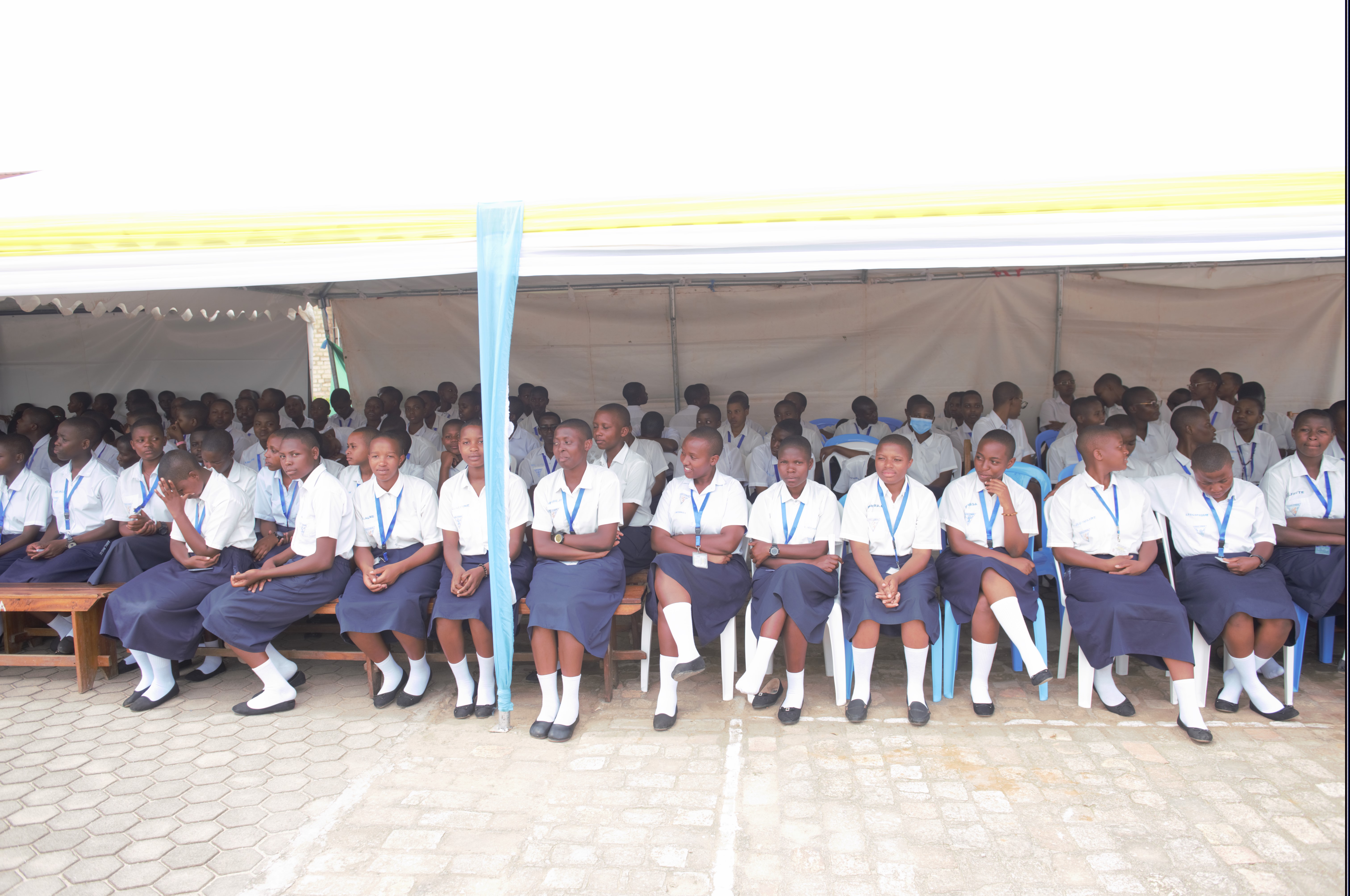 Abarererwa muri Groupe Scholaire Notre Dame de Lourde Byimana  bishimiye ko imyubako zari zisakaje amabati ya Fibro Ciment zavuguruwe.
