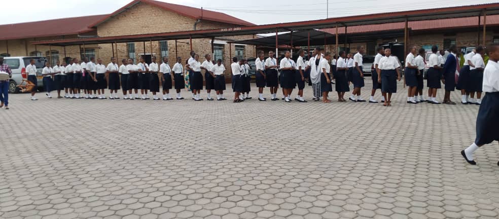 Abanyeshuri ba GSNDL bavuga ko zimwe mu nyubako zamaze gushyirwaho amabati meza ajyanye n'igihe.Aha ni imbere y'inyubako bafatiramo amafunguro.