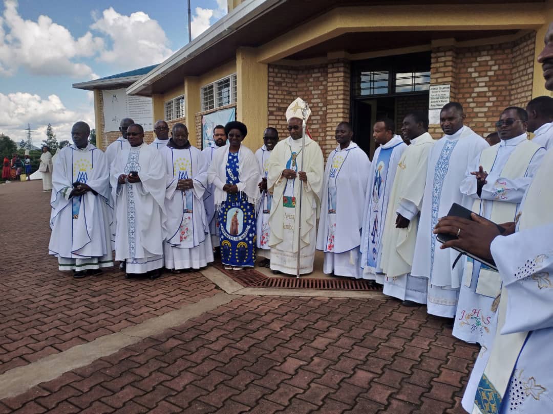Padiri Francois Harelimana yasobanuriye Abakristu ba Diyosezi ya Cyangugu impamvu Nataliya Mukamazimpaka yagumye i Kibeho nyuma y’amabonekerwa.