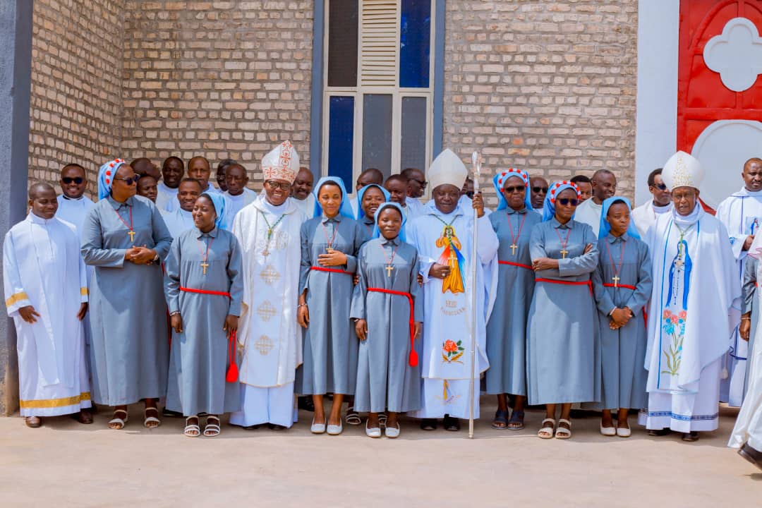 Ababikira b'abarangarukundo bakoze amasezerano ya mbere n'aya burundo , banahimbaza Yubile y'imyaka 25 y'ababikira 3 bamaze biyeguriye Imana.