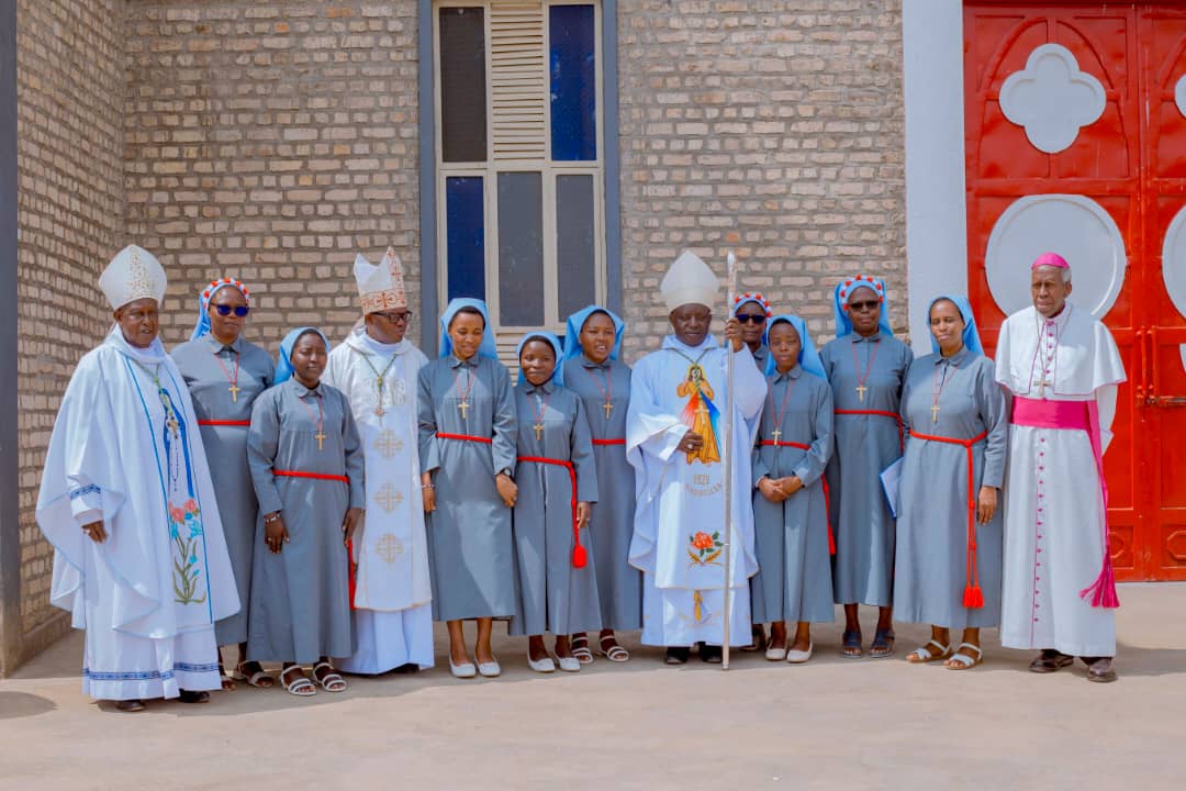 Umuryango w’ababikira b’abarangarukundo wungutse ababikira bashya