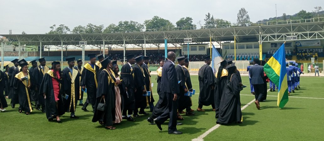Abasoje icyiciro cya mbere cya Kaminuza muri Saint Joseph Integrated Technical College barasaba ko iri  shuri ryakongeraho n’icyiciro cya Kabiri