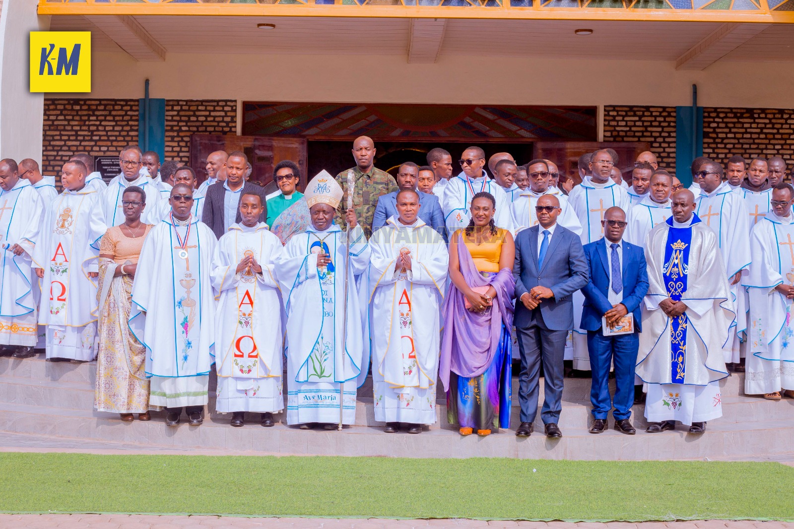 Abayobozi mu nzego bwite za leta bifatanyije na paruwase ya St Andre Gitarama mu birori bya Yubile y'imyaka 50 n'itangwa ry'ubupadiri.