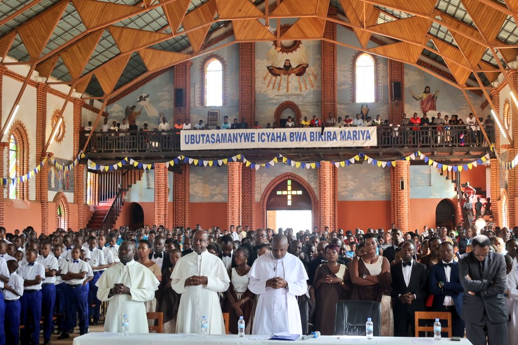 Abiyahimana banyuranye bari bitabiriye igitaramo cyo kumenyekanisha Yubile y'impurirane