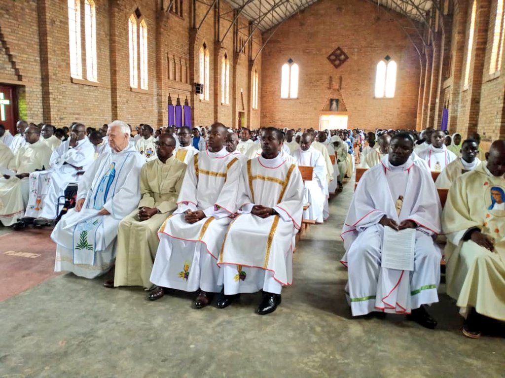 Abapadiri ba Diyosezi ya Butare, Abihayimana mu byiciro binyuranye, abafaratiri bo mu Iseminari Nkuru ya Nyakibanda, abakristu ba Diyosezi ya Butare bari bakereye Misa y'Amavuta.