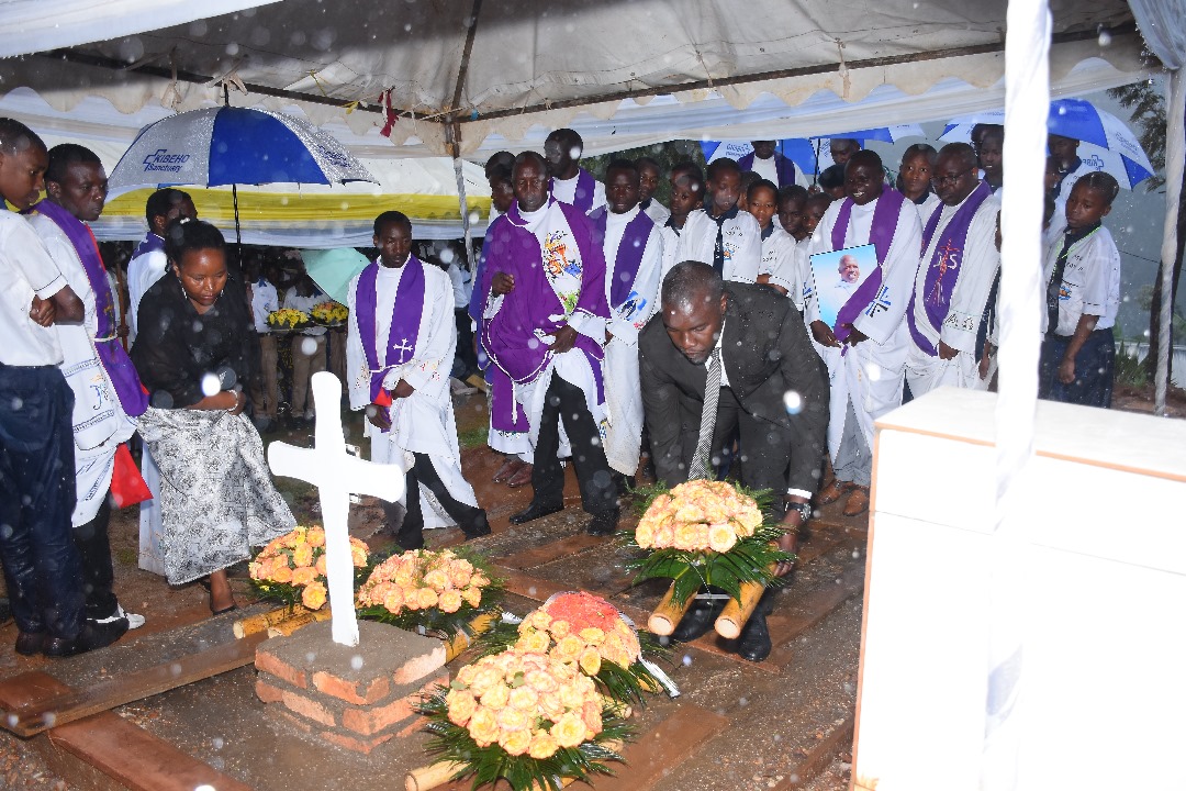 Abo mu muryango wa Padir Gervase baje kumuherekeza .