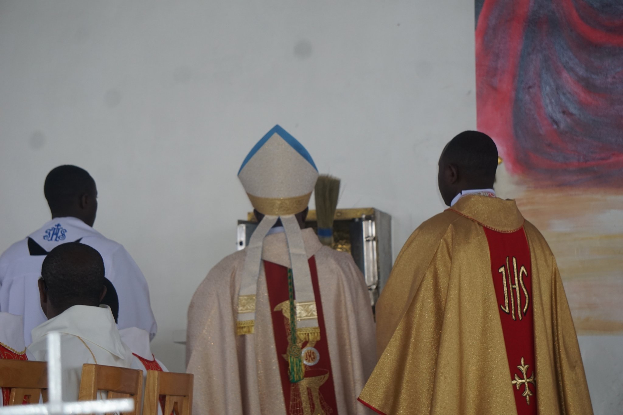 Myr Balthazar yahaye umugisha Kiliziya nshya ya Paruwasi ya Ruhango ayitera amazi y'umugisha ndetse anayisiga amavuta ya Krisma ku nkuta zayo n'ibikoresho byo kuri Altari