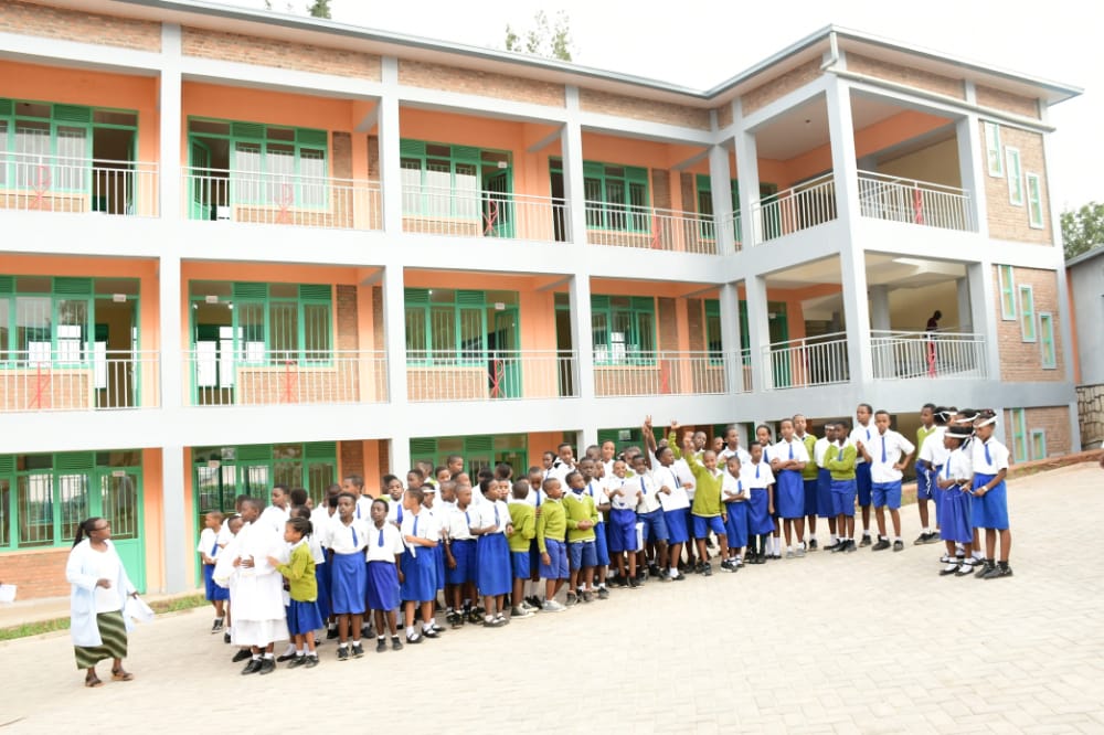 Karidinali Kambanda yifatanyije n’Umuryango w’Abasaveri mu Rwanda gutaha ibyumba by’amashuri 12 byubatswe n’uyu muryango