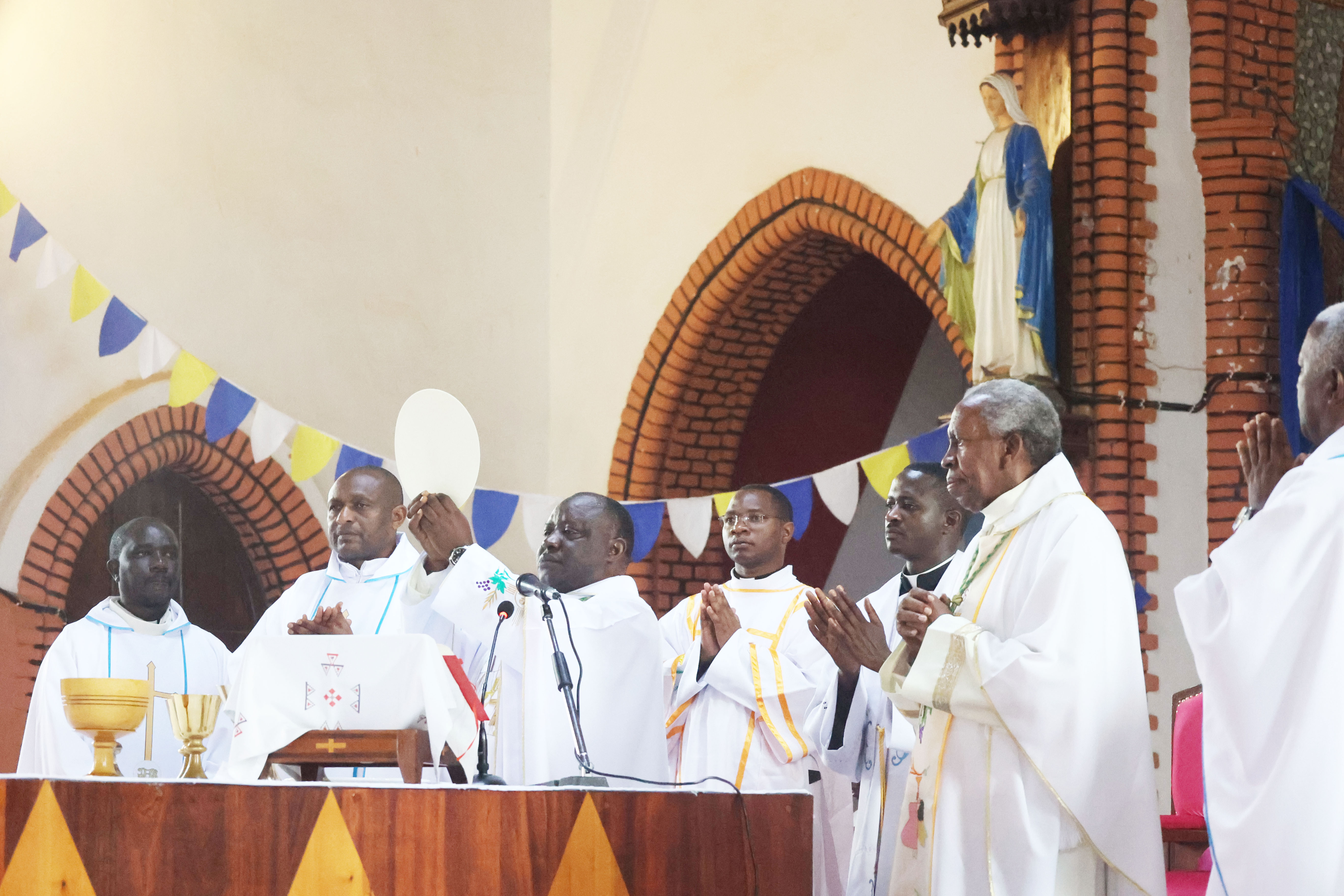 Musenyeri Balthazar Ntivuguruzwa yayoboye Misa y’amavuta bwa mbere nk’ Umwepiskopi wa Kabgayi