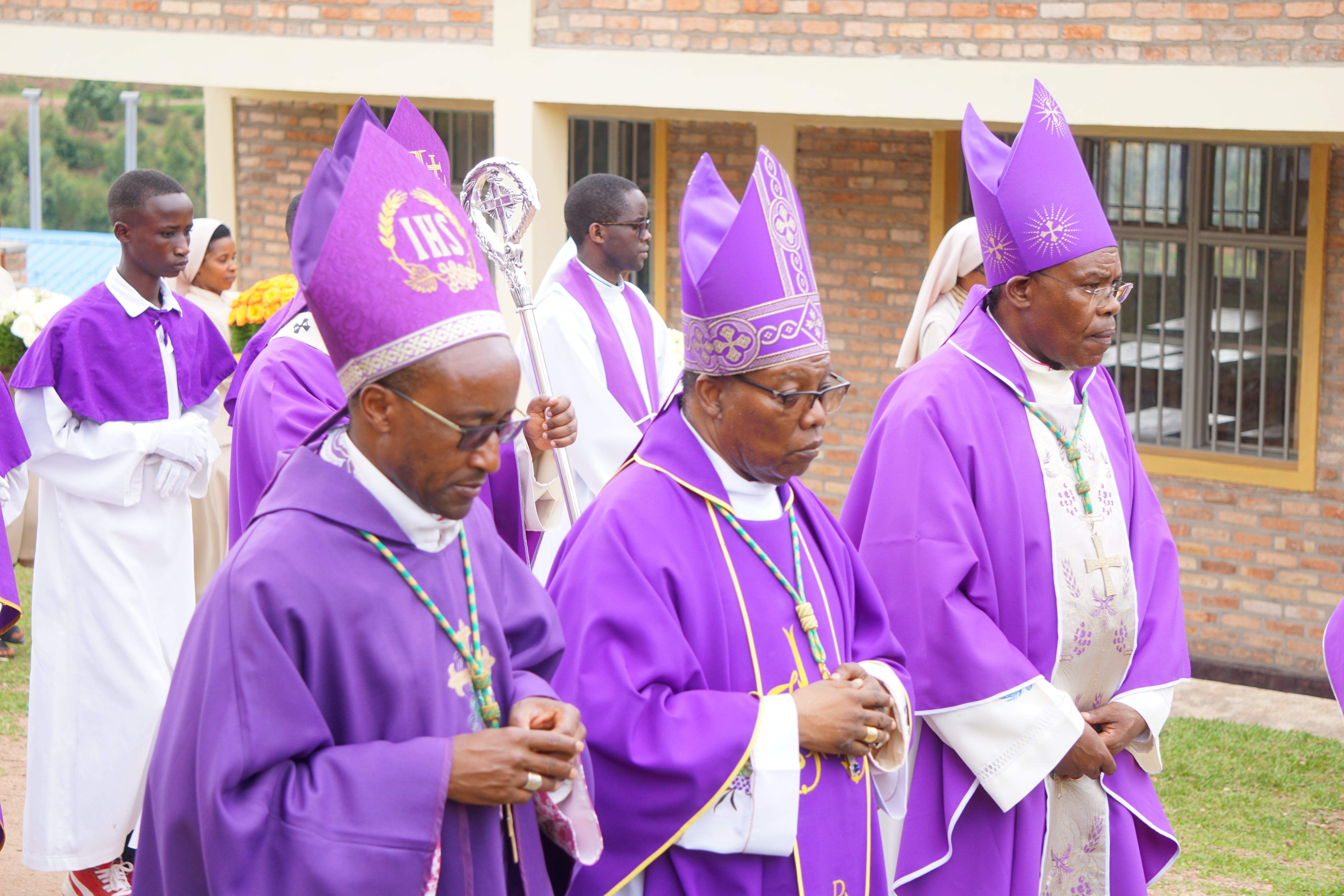 Abepiskopi bane bifatanyije n’ Umuryango w’ababikira wa Sainte Marie de Namur mu guherekeza Mama Dancille Mukamusoni